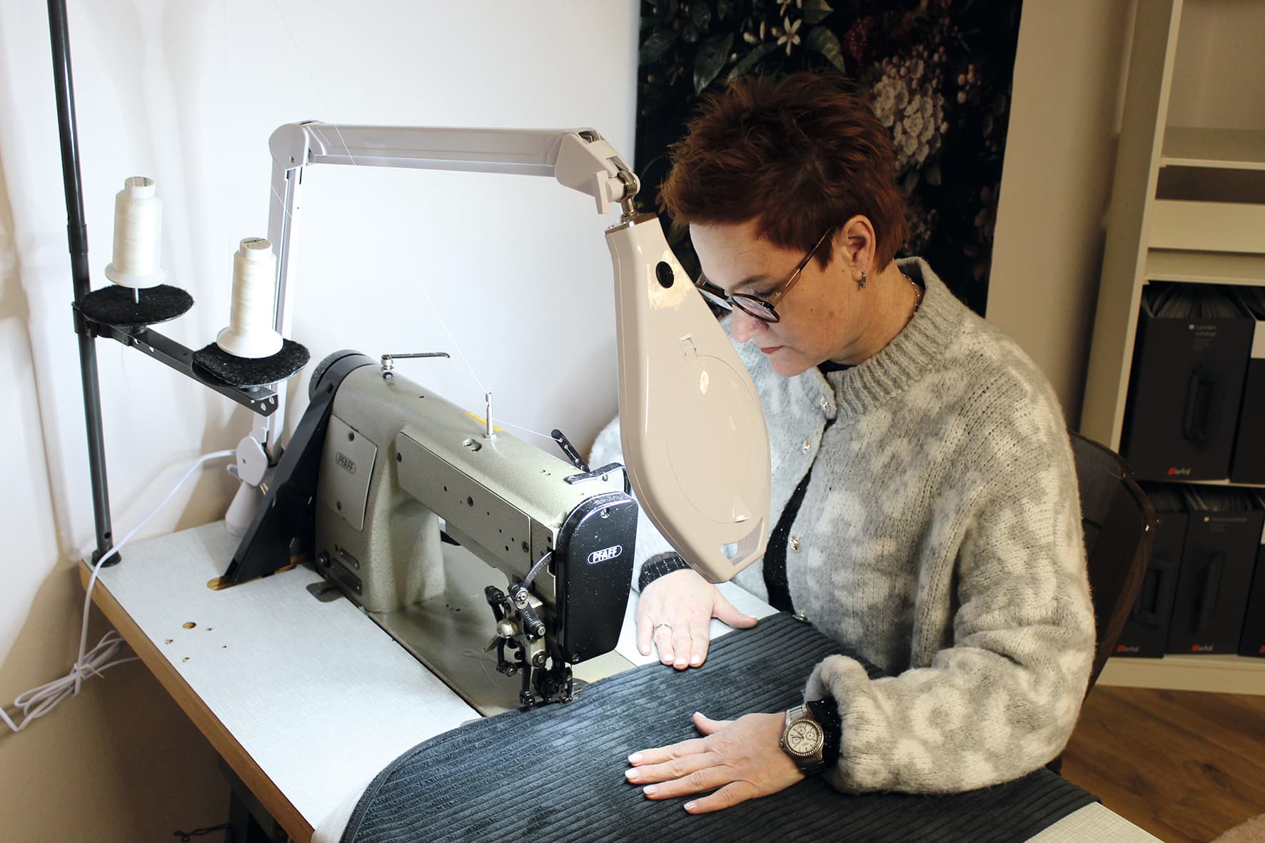 Britta Büscher – Raumausstatterin in ihrem Ausstellungsraum